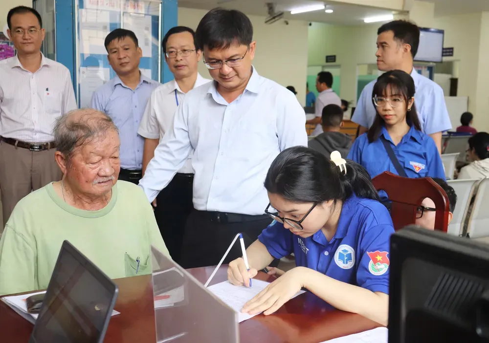 阮孟强同志探问人民在通西会坊的手续办理情况。 z6829558726288-04d9d044fcd902c752f5d563347bf748-9438-4809.jpg