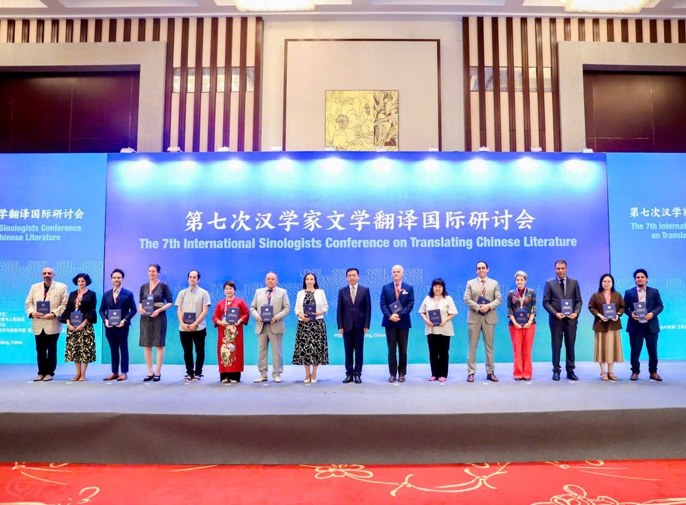 阮丽芝(左六)与各国其他翻译家获颁发“中国文学之友”称号。 IMG_20250724_183839.jpg