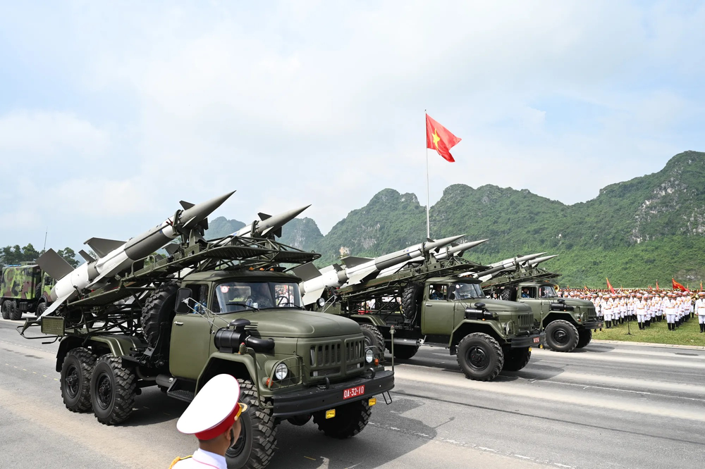  阮仲义部长与各部、部门领导出席第三次综合训练。 