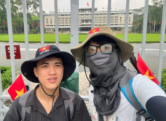 两名青年徒步穿越越南。