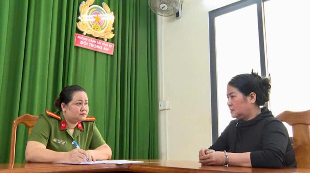 林氏秋恩（右）供述其与儿子是放高利贷团伙的头目。