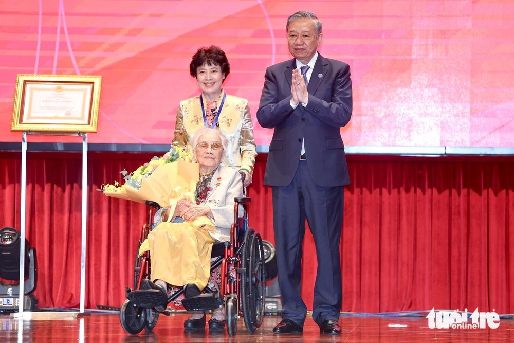 苏林总书记在会上亲切问候阮氏萍同志。