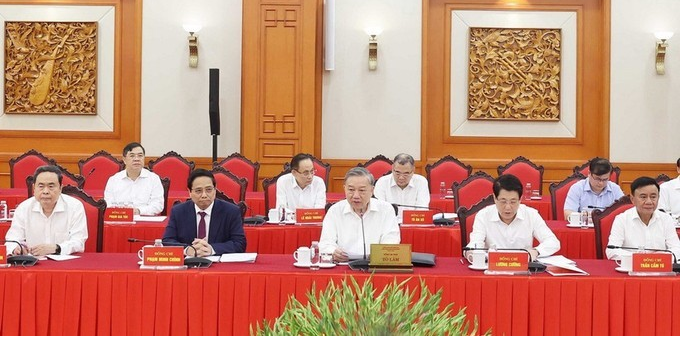 苏林总书记在会上发表讲话。