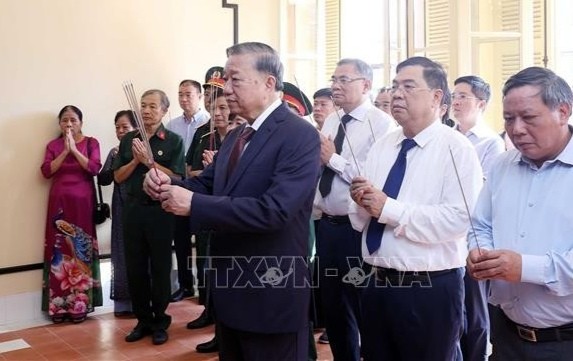 苏林总书记和各位代表上香缅怀胡志明主席。