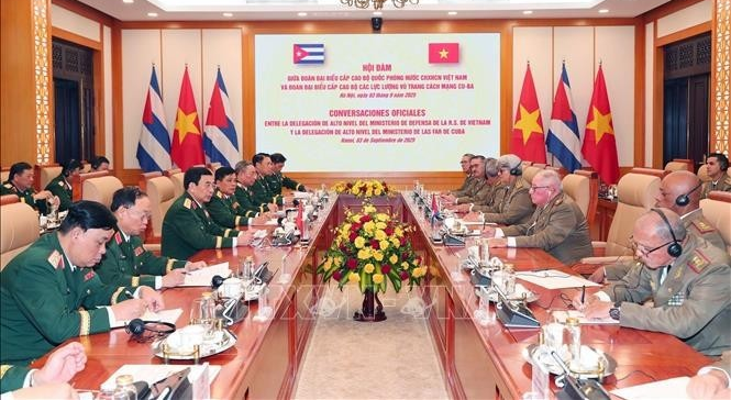 党中央政治局委员、中央军委副书记、国防部长潘文江大将与古巴革命武装力量部部长阿尔瓦罗·洛佩斯举行会谈。