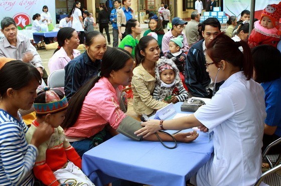 为山区民众提供免费看病服务。