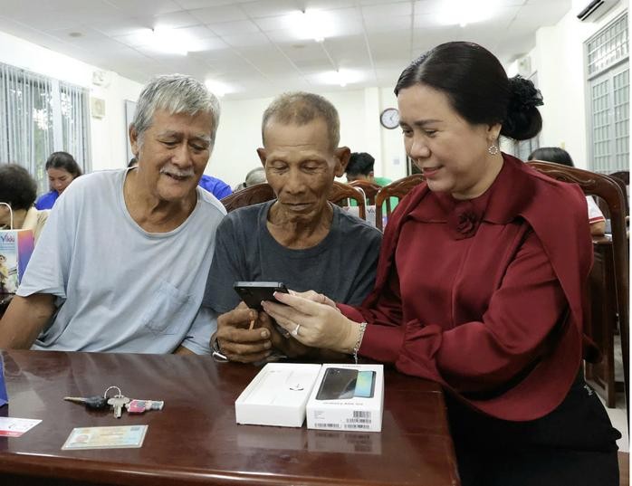 宁桥坊越南祖国阵线委员会领导和各单位向贫户赠送智能手机。