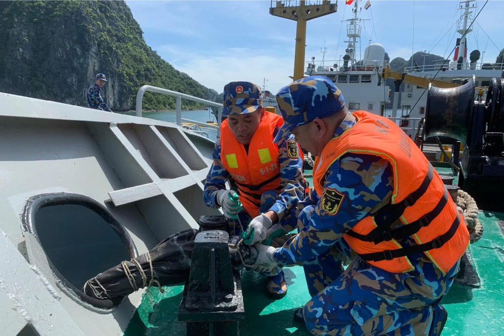 海军在停泊区实施船缆加固措施。 