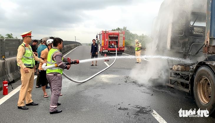 警察正在积极灭火。