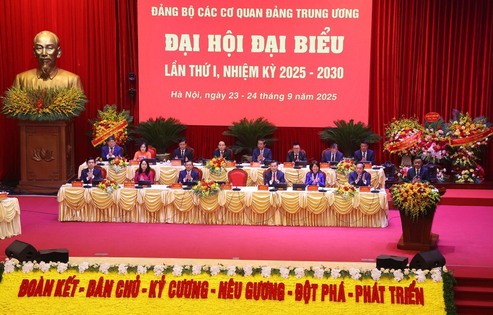 主席团主持大会。