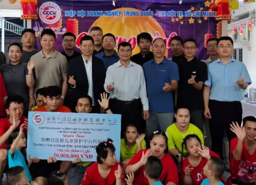 爱心团在旧邑儿童养育辅助中心留影。