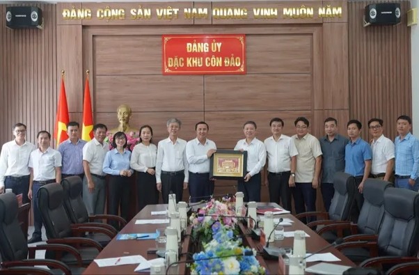 胡志明市市委宣教与民运处主任杨英德和工作团向崑崙岛特区党委赠送纪念品。