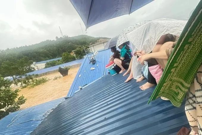 Nhiều người dân ở Thái Nguyên chạy lên nóc nhà tránh lũ.jpg