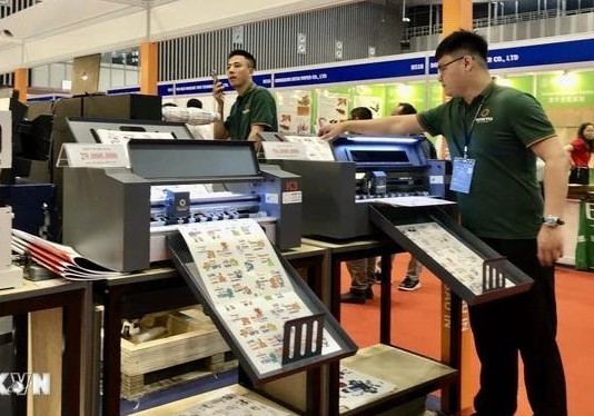 企业在展会上展示先进产品和技术解决方案。（图源：越通社）