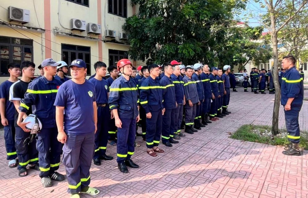 河内市公安厅消防与救援警察科调动力量参与中嘉乡洪灾善后工作。