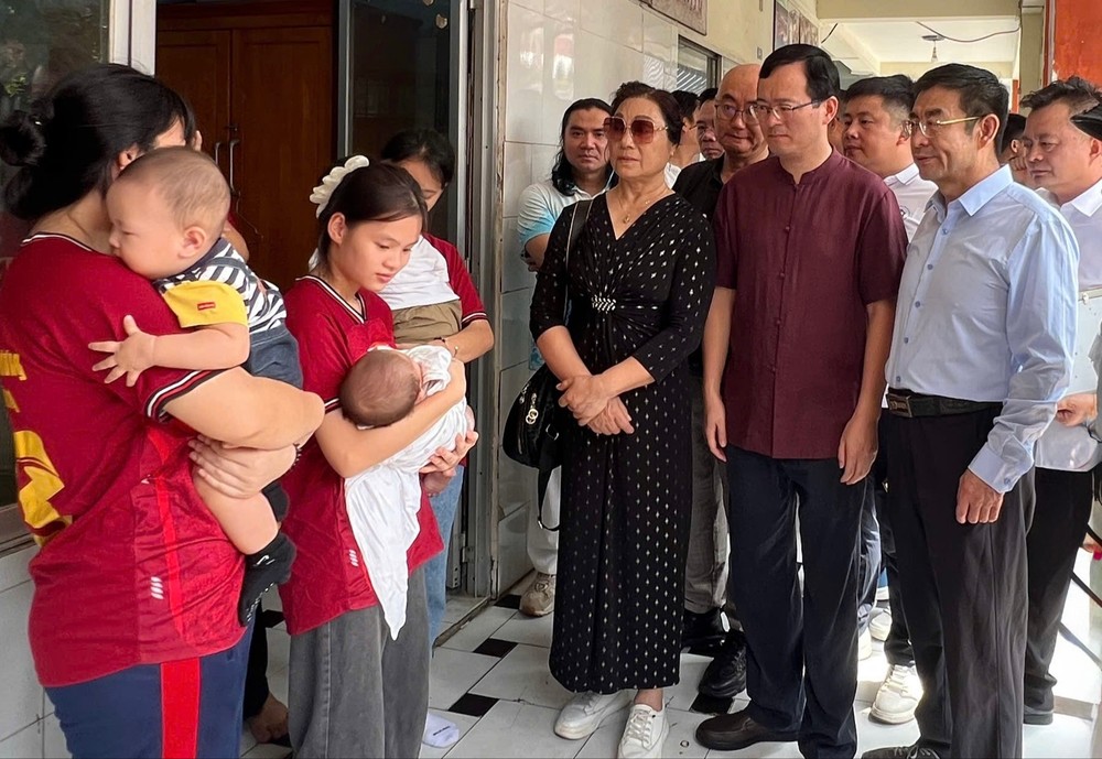 中国驻胡志明市总领事馆与中资商协会代表团亲切慰问孤儿