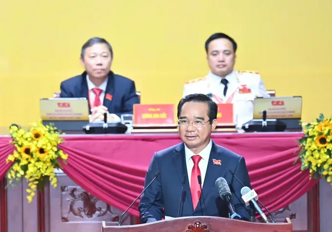 阮文得主席简要阐述政治报告。