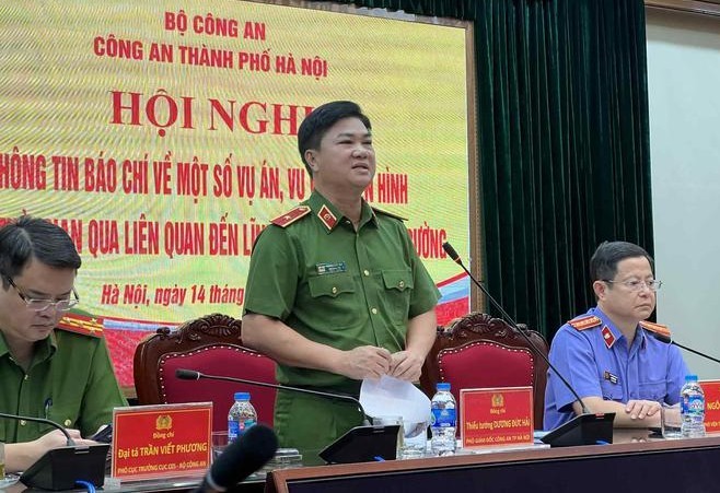 河内市公安厅副厅长杨德海主持新闻发布会。