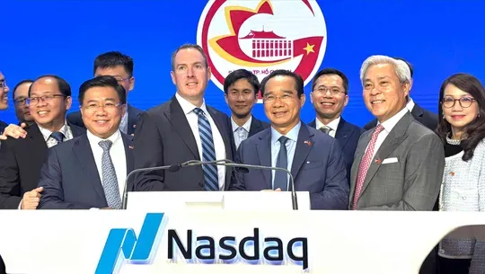 阮文德主席见证胡志明市经济大学与纽约金融院之间的合作备忘录签署仪式。