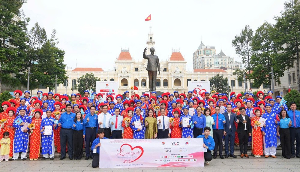 胡志明市领导与嘉宾和50对新人合照留念。