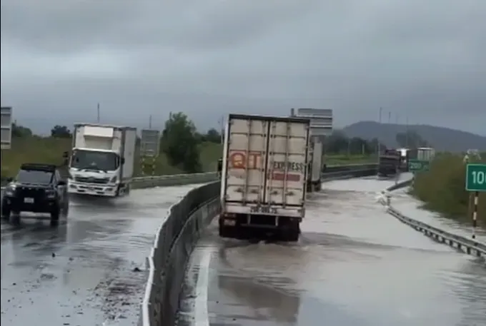 永好-藩切高速公路受淹。