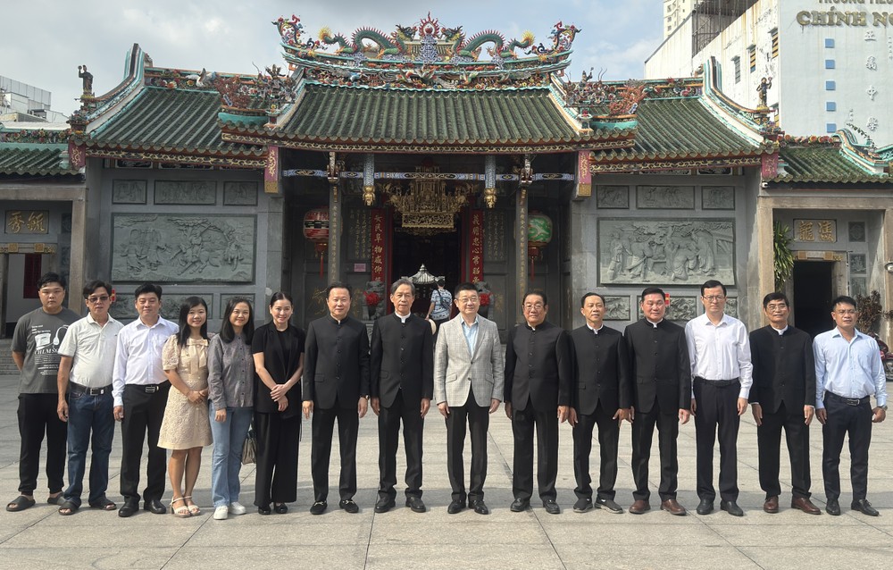 中国驻胡志明市总领事唐立、副总领事徐州与义安会馆第九届理事会合照。