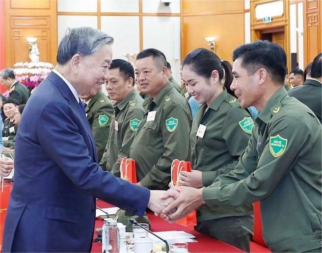 苏林总书记会见全国基层治安力量先进集体和个人代表。