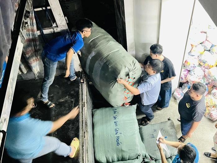 图:就在11月21日当晚，胡志明市越南祖国阵线委员会已向庆和省灾民运送15吨救援物资，其中包括当晚刚接收的1000件救生衣。