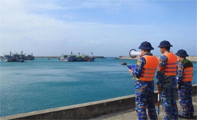 图: 战士们向民众宣传防范15号台风。