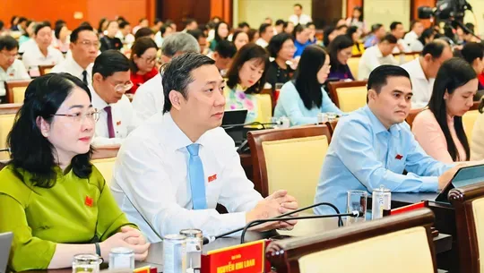 12月10日上午，代表出席会议。