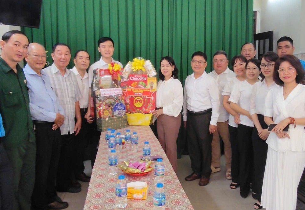 鸣凤坊领导探访华人基督教仁惠堂欢庆圣诞节。