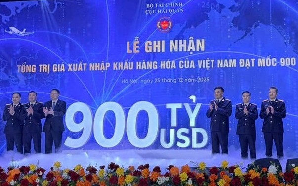 越南海关局为进出口总额首次达到9000亿美元举行表彰仪式。