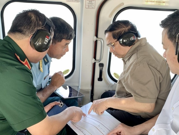 越南政府总理范明政及工作代表团乘机考察了金瓯地区经济社会发展、保障海岛国防安全情况。