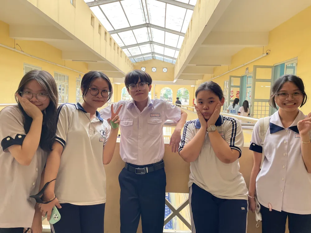 Nguyễn Hữu Thọ (giữa) cùng các bạn học Trường THPT Chuyên Trần Đại Nghĩa, TPHCM nguyen-huu-tho-02-8054.jpg