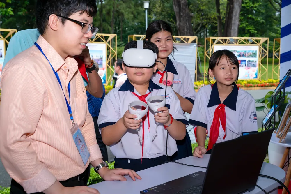 Học sinh ứng dụng Metaverse.jpg