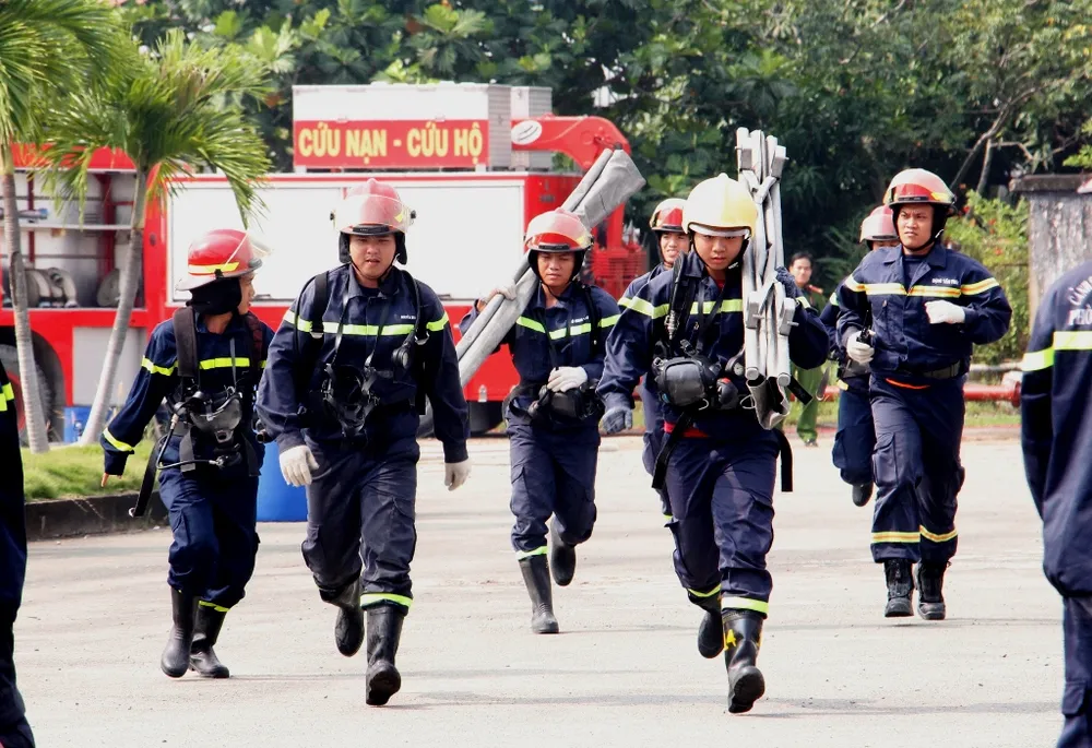 Hơn 900 người tham gia diễn tập chữa cháy, cứu nạn tại Tổng kho xăng dầu Nhà Bè ảnh 3 Hơn 900 người tham gia diễn tập chữa cháy, cứu nạn tại Tổng kho xăng dầu Nhà Bè ảnh 3
