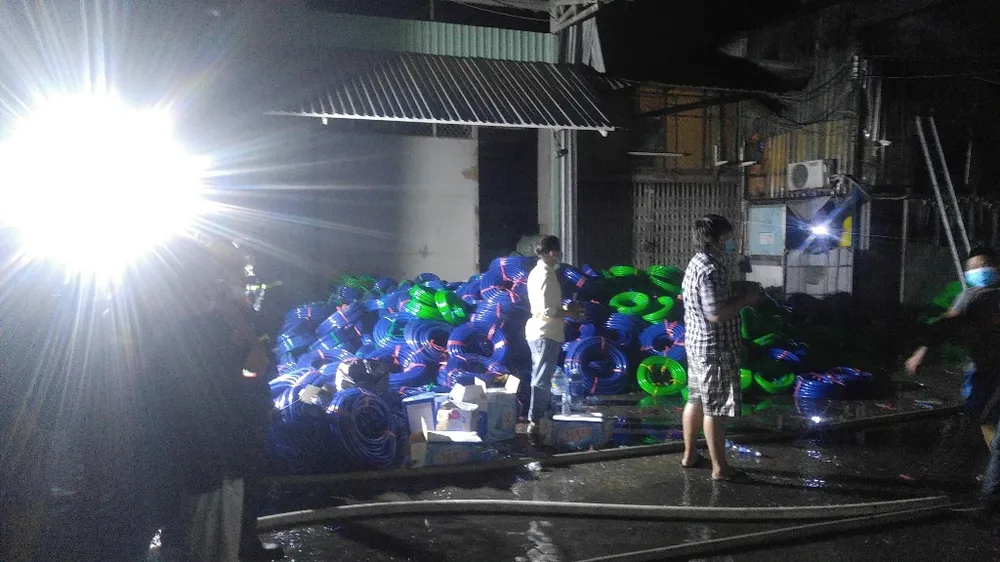 Vụ cháy lớn tại quận Tân Phú: Cảnh sát PCCC trắng đêm dập lửa ảnh 10 Vụ cháy lớn tại quận Tân Phú: Cảnh sát PCCC trắng đêm dập lửa ảnh 10