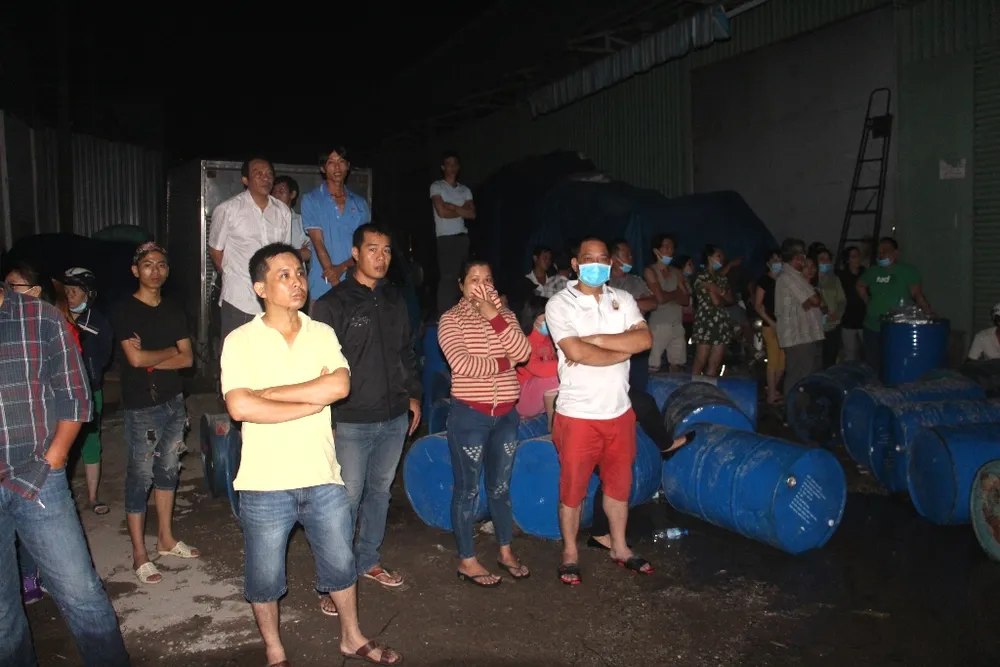 Vụ cháy lớn tại quận Tân Phú: Cảnh sát PCCC trắng đêm dập lửa ảnh 7 Vụ cháy lớn tại quận Tân Phú: Cảnh sát PCCC trắng đêm dập lửa ảnh 7