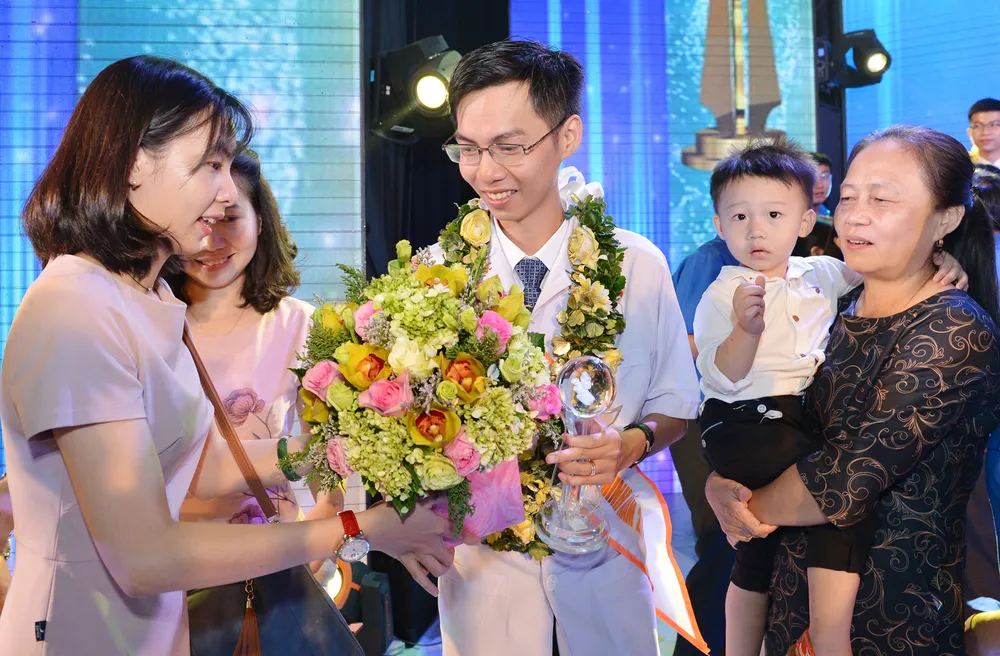 Tuyên dương 10 công dân trẻ tiêu biểu TPHCM năm 2017 ảnh 4 Tuyên dương 10 công dân trẻ tiêu biểu TPHCM năm 2017 ảnh 4