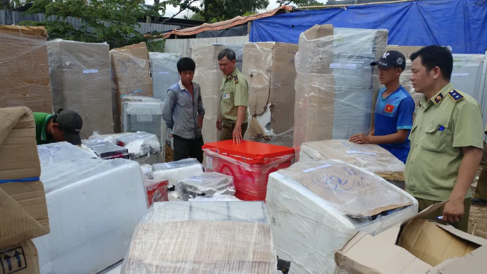 Lực lượng chức năng đang kiểm tra lô hàng không rõ nguồn gốc, xuất xứ