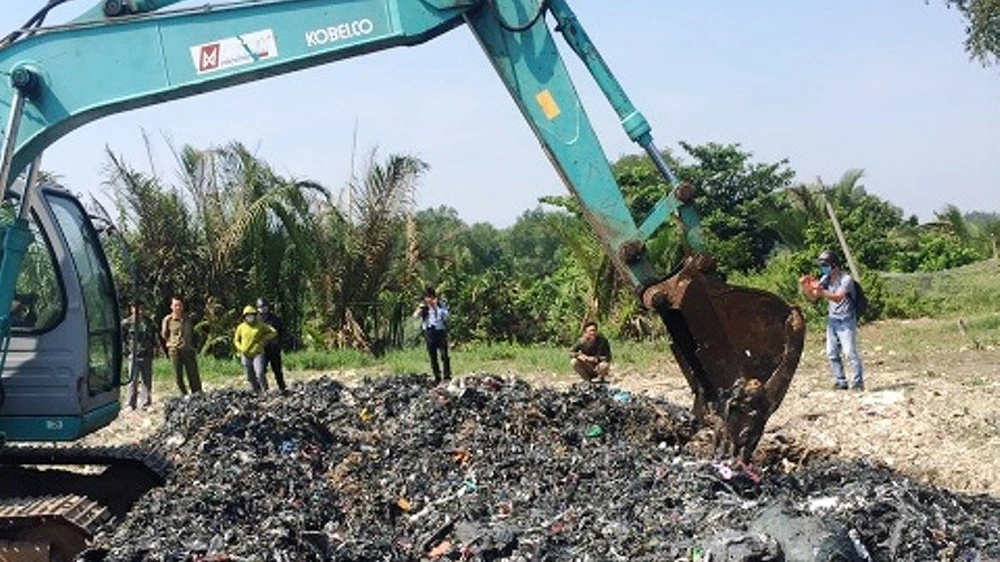 Cơ quan chức năng kiểm tra việc san lấp chất thải trái phép tại Bình Chánh