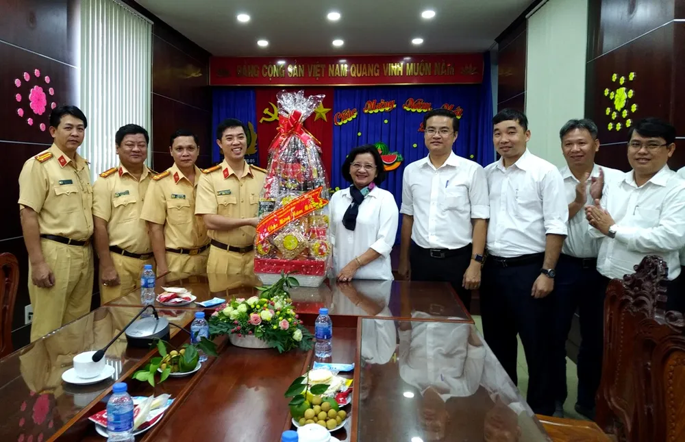 Lãnh đạo TPHCM thăm, tặng quà tết lực lượng cảnh sát giao thông ảnh 1 Lãnh đạo TPHCM thăm, tặng quà tết lực lượng cảnh sát giao thông ảnh 1