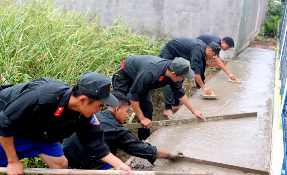 Cảnh sát cơ động giúp người dân ngoại thành TPHCM bê tông hóa hẻm ảnh 2 Cảnh sát cơ động giúp người dân ngoại thành TPHCM bê tông hóa hẻm ảnh 2