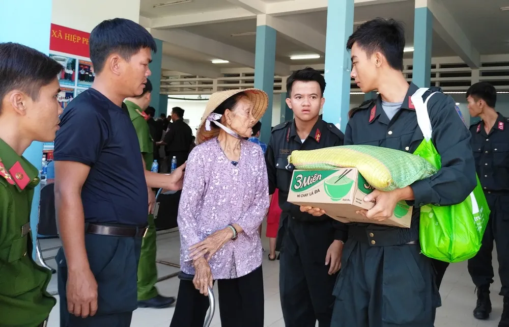 Cảnh sát cơ động giúp người dân ngoại thành TPHCM bê tông hóa hẻm ảnh 3 Cảnh sát cơ động giúp người dân ngoại thành TPHCM bê tông hóa hẻm ảnh 3
