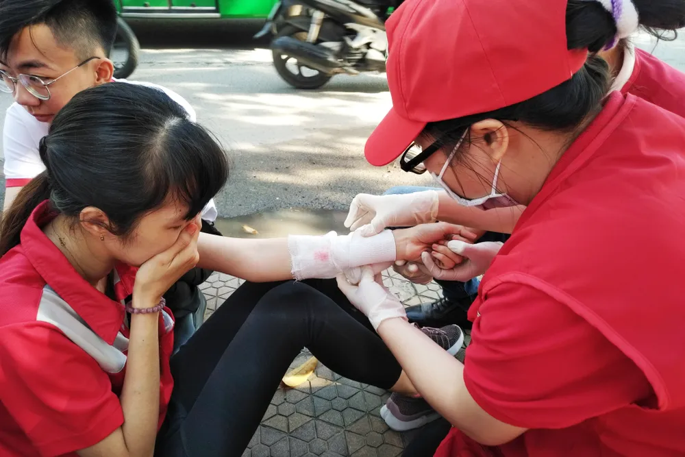 Hơn 200 người diễn tập chữa cháy, cứu 10 người mắc kẹt trong đám cháy ở trung tâm thương mại ảnh 7 Hơn 200 người diễn tập chữa cháy, cứu 10 người mắc kẹt trong đám cháy ở trung tâm thương mại ảnh 7