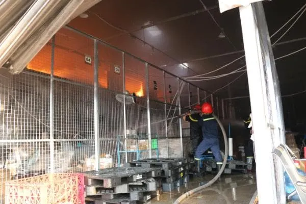 Cháy công ty kho vận, hàng chục tấn hàng hóa bị thiêu rụi ảnh 1 Cháy công ty kho vận, hàng chục tấn hàng hóa bị thiêu rụi ảnh 1