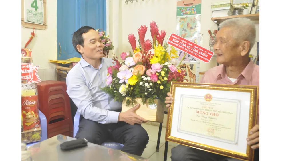 Thăm, chúc thọ người cao tuổi tiêu biểu ở quận 3 và quận 4 ảnh 2 Thăm, chúc thọ người cao tuổi tiêu biểu ở quận 3 và quận 4 ảnh 2