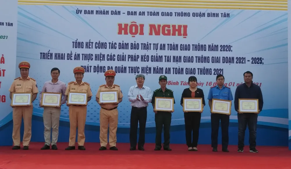 Quận Bình Tân phấn đấu kéo giảm 10% số vụ TNGT trong năm 2021 ảnh 1