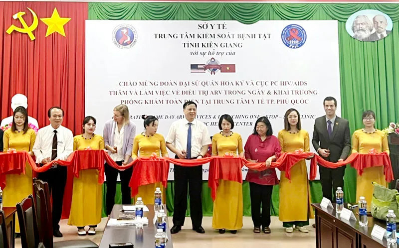 Đại biểu cắt băng khánh thành Phòng khám Toàn diện OSS tại Trung tâm Y tế TP Phú Quốc