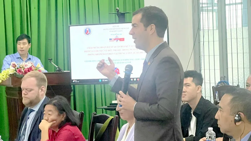 Đại diện Đoàn công tác Tổng Lãnh sự tại TPHCM chia sẻ kinh nghiệm khám chữa bệnh đối với bác sĩ Trung tâm Y tế TP Phú Quốc